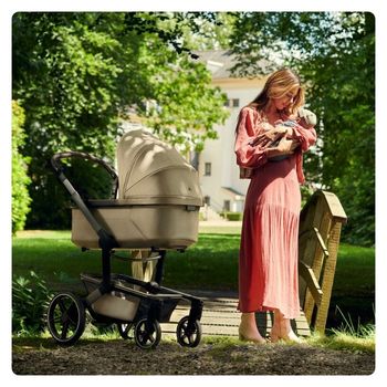 imagen de una mama con el carrito de beb&eacute; ideal para sus necesidades